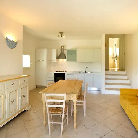 Sleeps 6 Pool Wifi Apartment